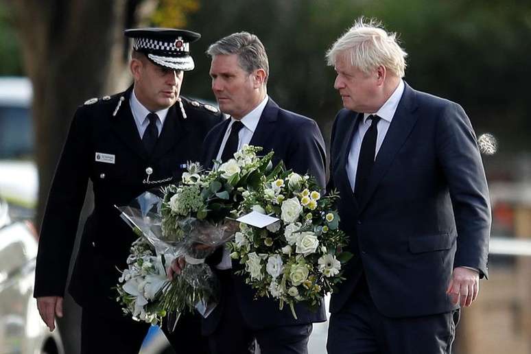 Primeiro-ministro britânico, Boris Johnson, chega para prestar homenagem em local em que parlamentar foi assassinado em Leigh-On-Sea
16/10/2021 REUTERS/Peter Nicholls