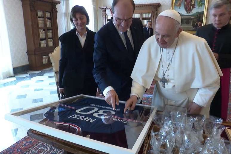 Premiê francês, Jean Castex, entrega camiseta autografada por Lionel Messi ao papa Francisco, no Vaticano
18/10/2021 REUTERS TV/Vatican Media/Divulgação via REUTERS