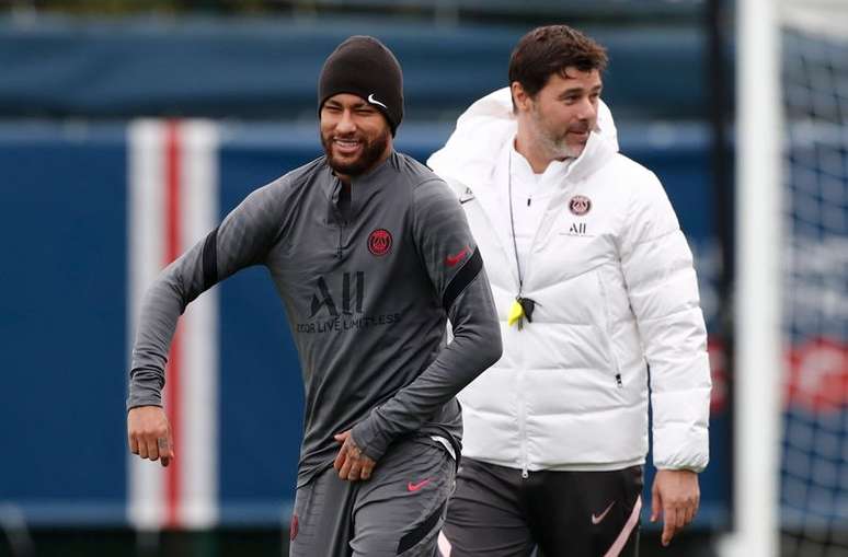 Neymar ao lado do técnico do PSG, Mauricio Pochettino, durante treino da equipe
18/10/2021 REUTERS/Benoit Tessier