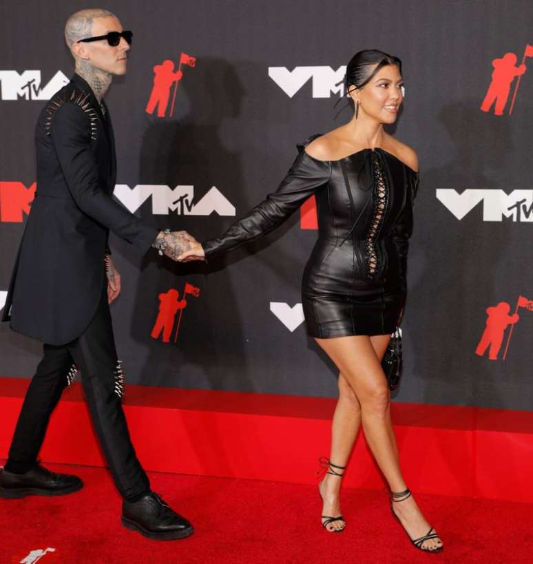 Kourtney Kardashian e Travis Barker chegam para cerimônia de entrega do MTV Video Music Awards em Nova York
12/09/2021 REUTERS/Andrew Kelly