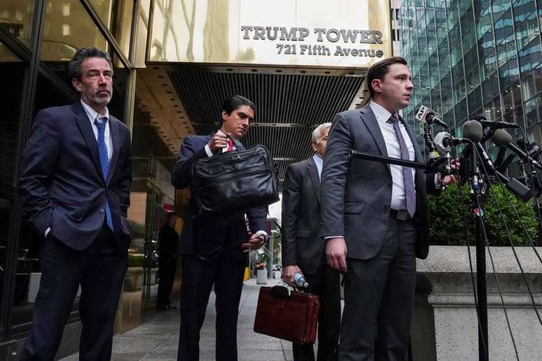 Advogado Benjamin Dictor concede entrevista em frente à Trump Tower, em Nova York
18/10/2021
REUTERS/Carlo Allegri