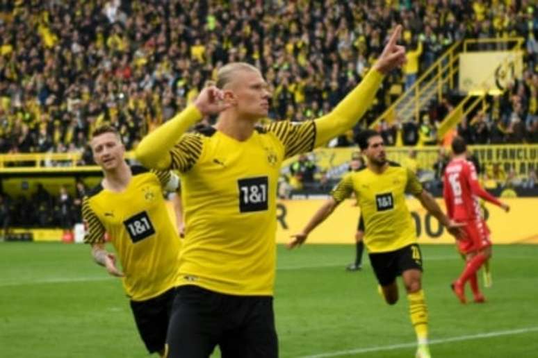 Haaland foi o destaque da Bundesliga (Foto: INA FASSBENDER / AFP)
