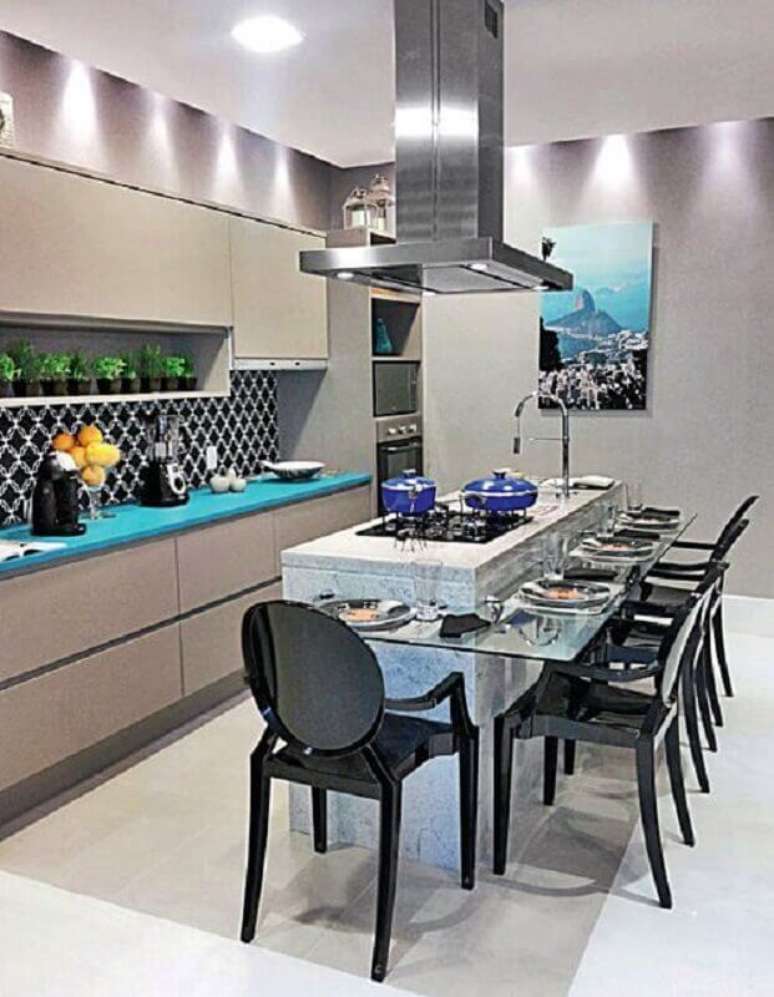 35. Ilha com cooktop e bancada de vidro para decora&ccedil;&atilde;o de cozinha cinza moderna &ndash; Foto: Homify