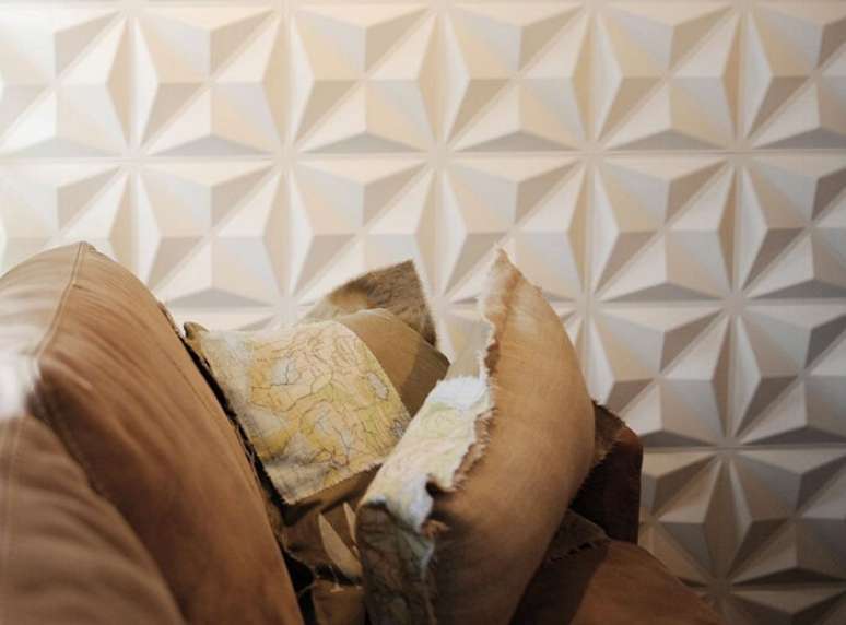 72. Sala de estar com parede revestida com placa de gesso 3D com desenho triangular. Fonte: Elo7