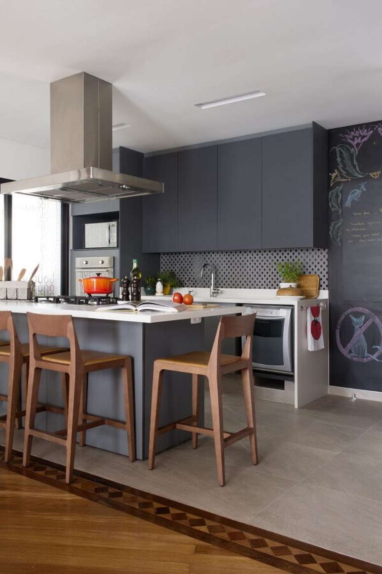18. Cozinha cinza decorada com banqueta de madeira para ilha com cooktop – Foto: Decor Fácil