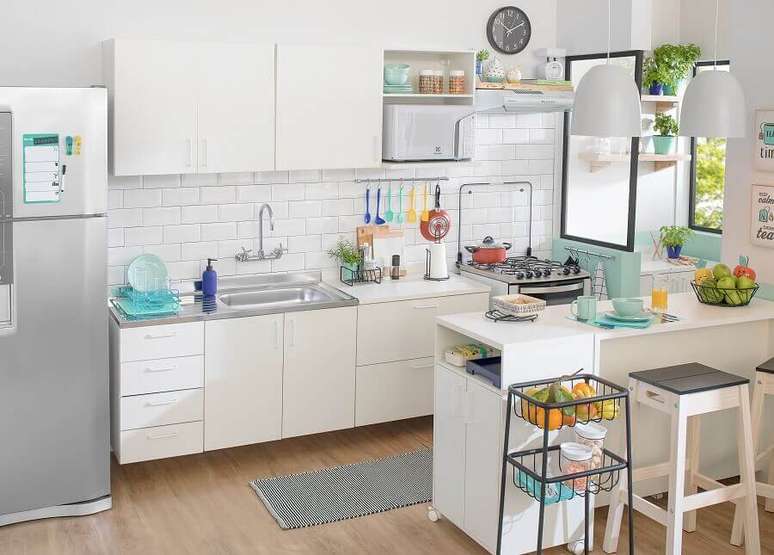 4. Se a cozinha for compacta, o balcão pode ficar encostado no canto e ser apoiado por um gabinete – Foto: Tok&Stok