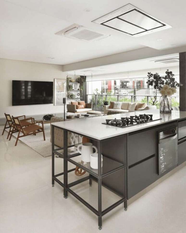 52. Ilha com cooktop para decoração de cozinha moderna integrada com sala de estar – Foto: Mariana Orsi