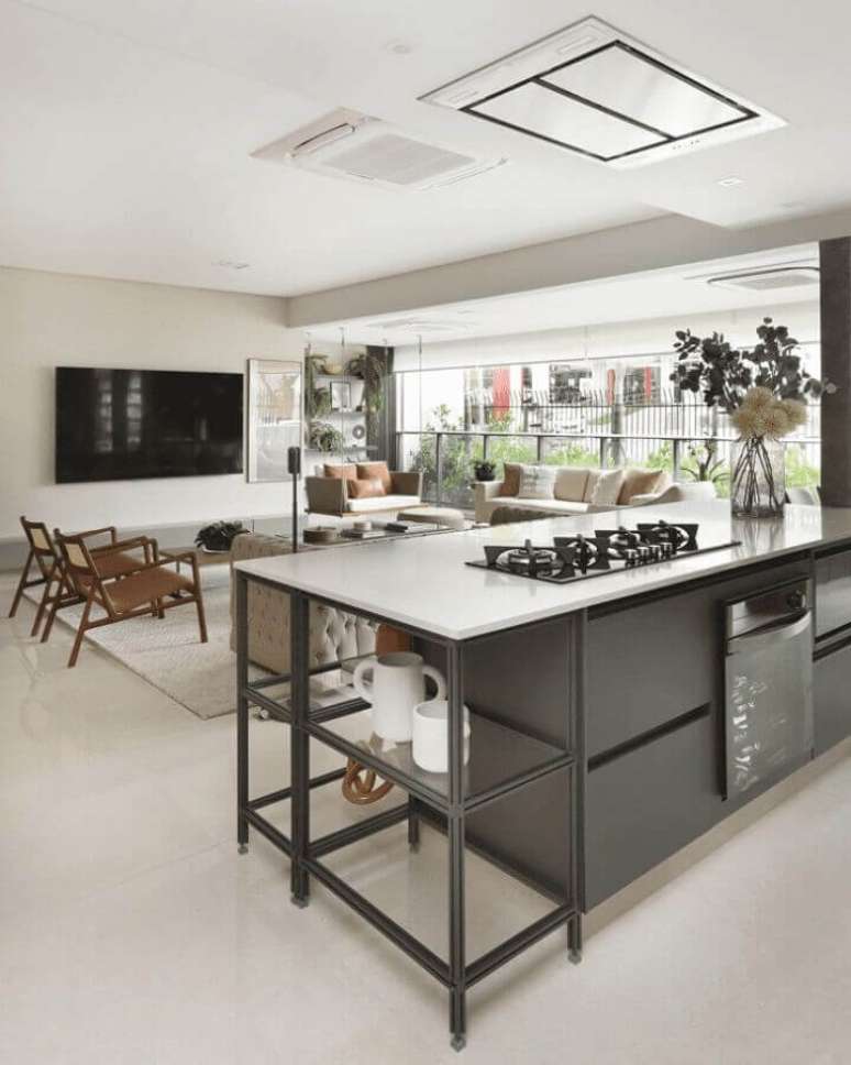 52. Ilha com cooktop para decora&ccedil;&atilde;o de cozinha moderna integrada com sala de estar &ndash; Foto: Mariana Orsi