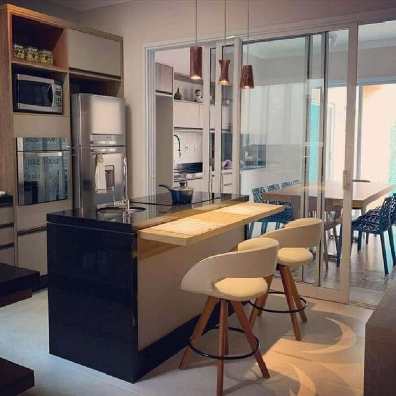 13. Banqueta estofada para ilha com cooktop e bancada de madeira para decora&ccedil;&atilde;o de cozinha &ndash; Foto: Solange Vieira Rubim