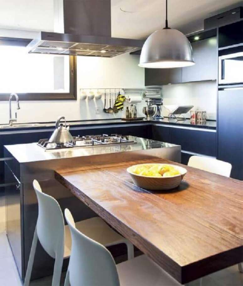 43. Ilha com cooktop e mesa para decoração de cozinha planejada – Foto: Ilse Lang e Trajano Straggiotti Silva