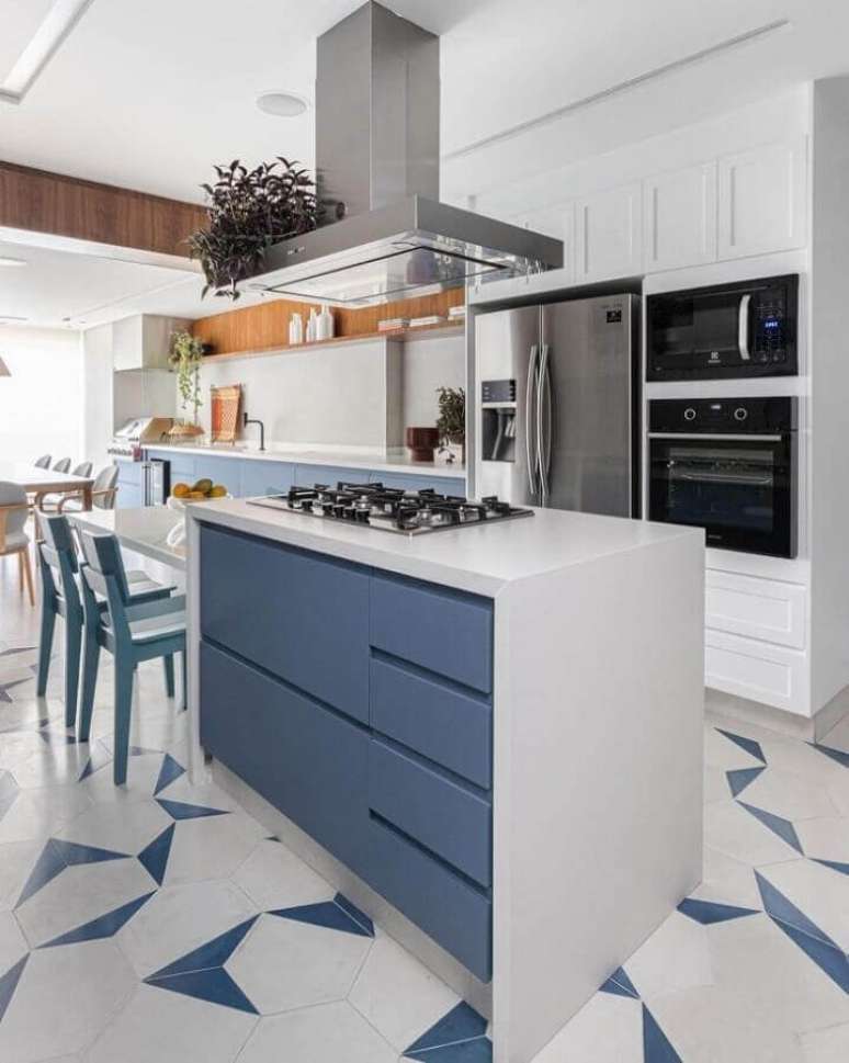 44. Ilha com cooktop e mesa para decora&ccedil;&atilde;o de cozinha planejada azul e branca &ndash; Foto: Duda Senna Arquitetura