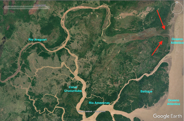 ...praticamente todo o fluxo do Araguari passa a desaguar no Amazonas, e n&atilde;o mais no oceano. Em 2020, a vegeta&ccedil;&atilde;o j&aacute; havia ocupado a antiga foz do Araguari.
