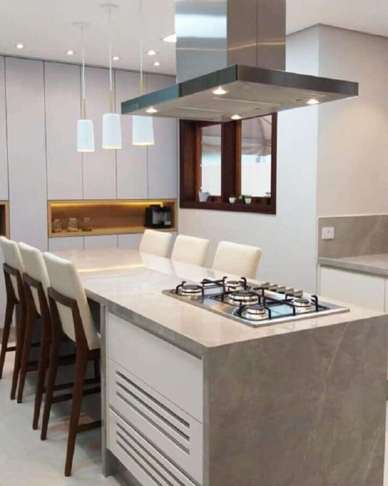 50. Ilha com cooktop para decoração de cozinha em cores neutras – Foto: Nika e Rosa Design