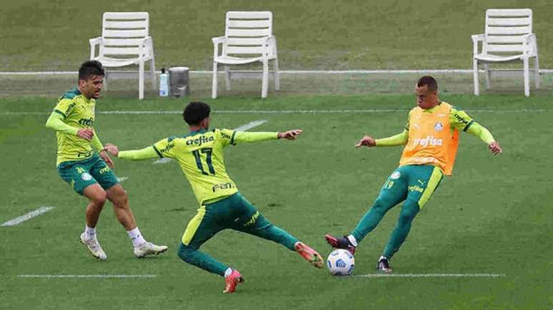 Victor Luis, Matheus Fernandes e Breno Lopes durante treinamento na Academia de Futebol (Foto: Cesar Greco)