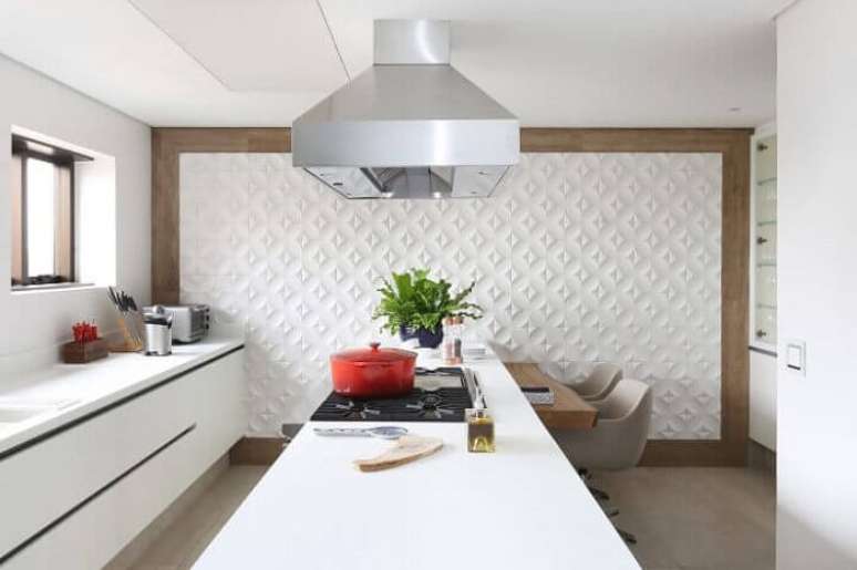 38. Cozinha clean com parede revestida com placa de gesso 3D. Fonte: PlaneteFemmes