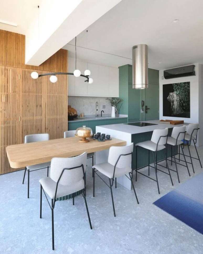 24. Cozinha planejada moderna decorada com cadeira estofada para ilha com cooktop e mesa – Foto: Doma Arquitetura