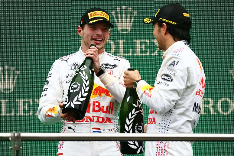 Max Verstappen e Sergio Pérez festejam no pódio do GP da Turquia 