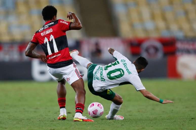 Vitinho em ação pelo Flamengo contra o Cuiabá, no empate em 0 a 0 (Foto: Gilvan de Souza/Flamengo)