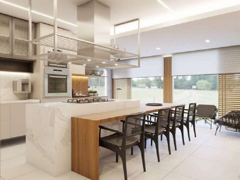 33. Ilha com cooktop e bancada de madeira para decora&ccedil;&atilde;o de cozinha clean &ndash; Foto: Caroline Britto