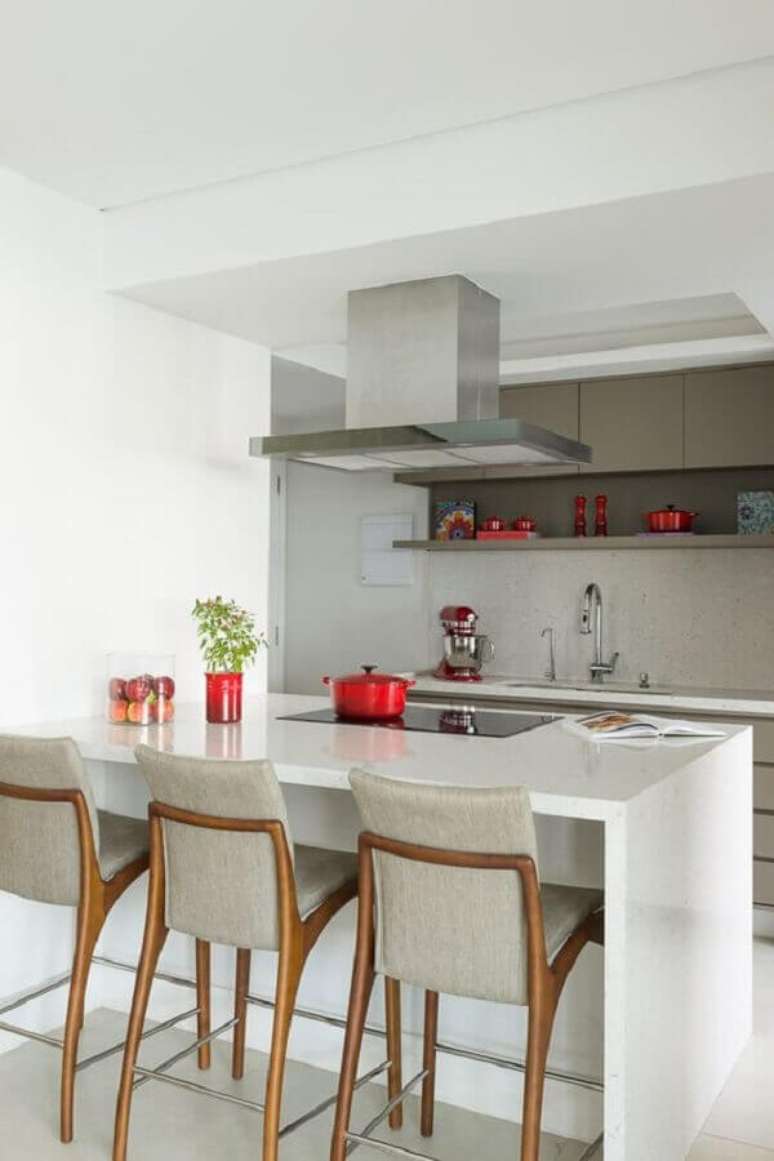 12. Banqueta estofada para decoração de cozinha com ilha com cooktop – Foto: MaraRamos Arquitetura e Design