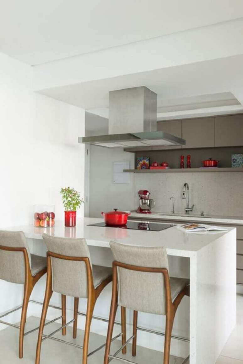 12. Banqueta estofada para decora&ccedil;&atilde;o de cozinha com ilha com cooktop &ndash; Foto: MaraRamos Arquitetura e Design