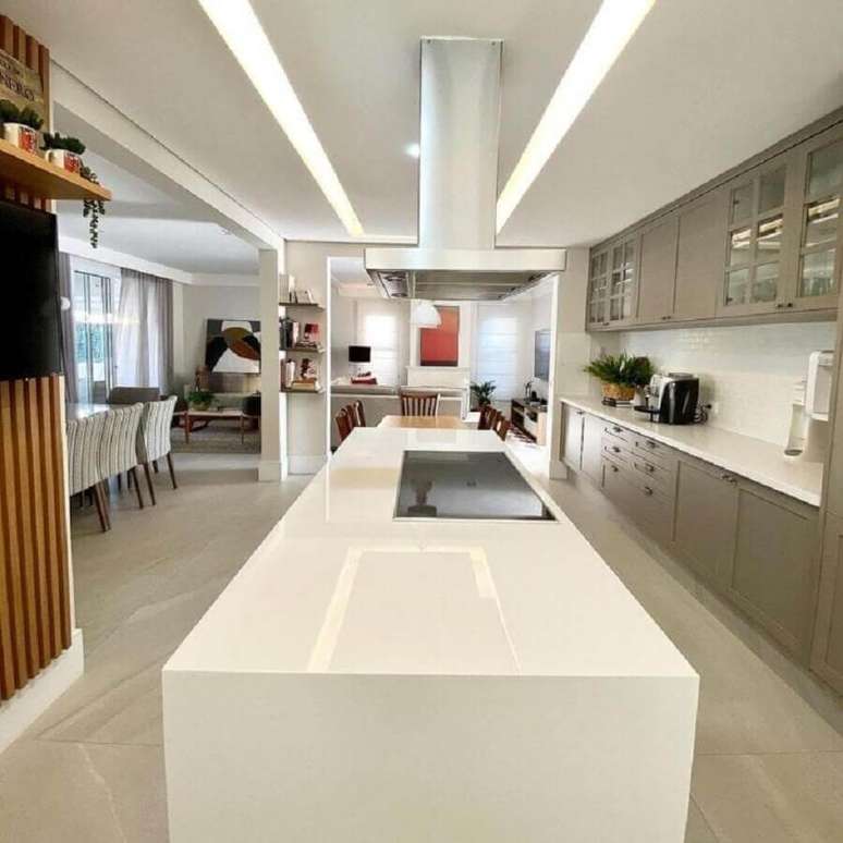 4. Cozinha planejada grande decorada com ilha com cooktop e mesa &ndash; Foto: Rita Diniz