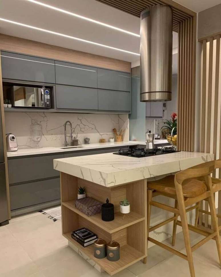 58. Ilha de mármore com cooktop para decoração de cozinha pequena planejada – Foto: Shailla Fernandes Arquitetura