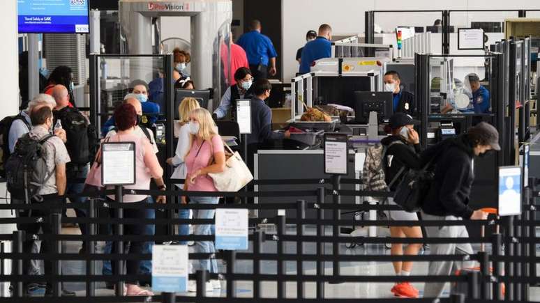 Aeroporto nos EUA; número de armas encontradas com passageiros atualmente é 'alarmante', segundo o chefe do TSA, David Pekoske