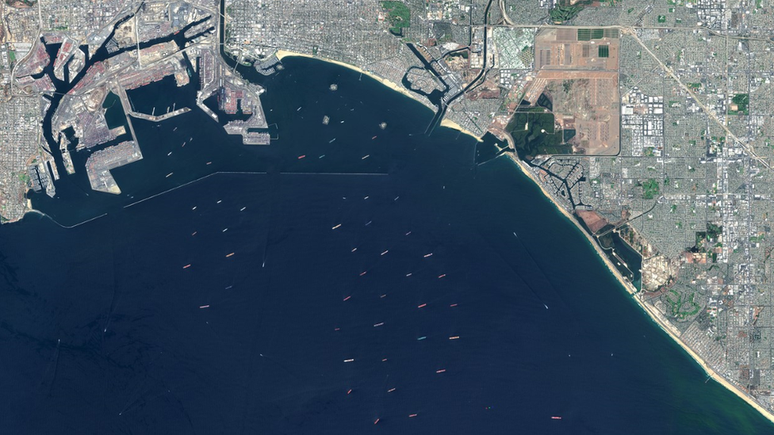 Navios enfileirados perto dos portos de Los Angeles e Long Beach