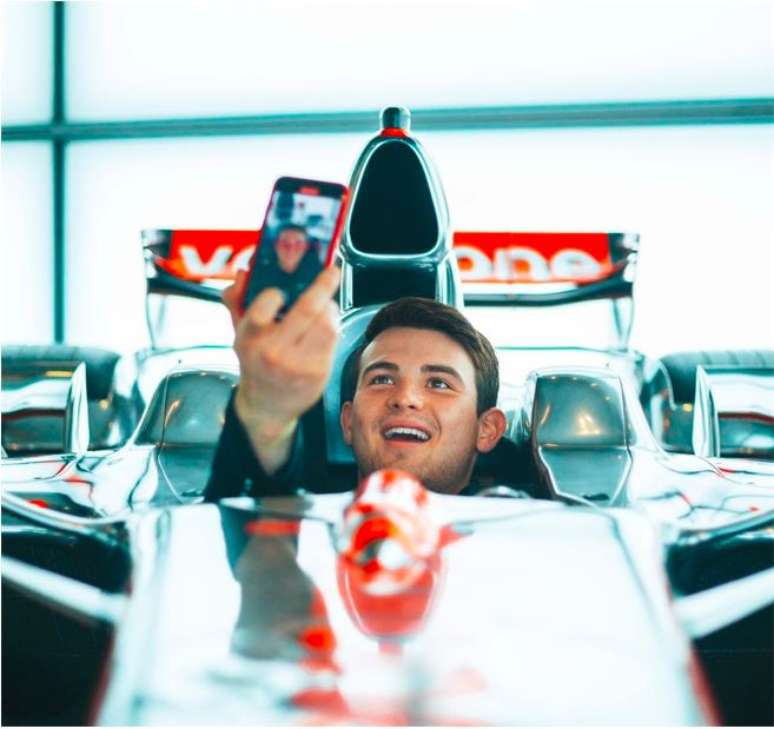 Pato O'Ward tira selfie em carro da McLaren