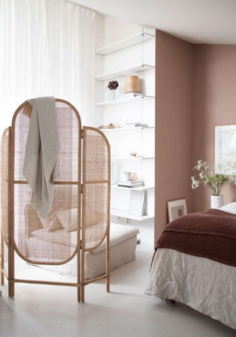 38. Quarto com biombo decorativo para cantinho de leitura – Foto My Scandinavian Home