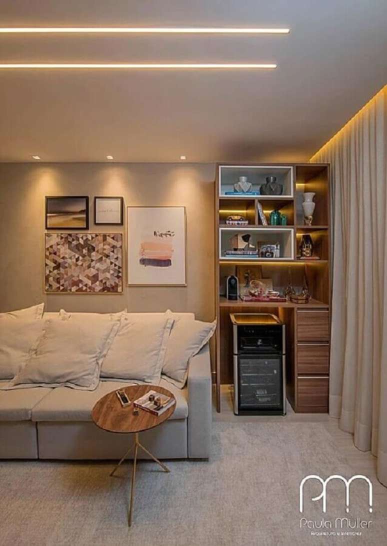 50. Ilumina&ccedil;&atilde;o sala de estar decorada em cores claras com rasgo de LED no teto &ndash; Foto: Paula M&uuml;ller Arquitetura e Interiores