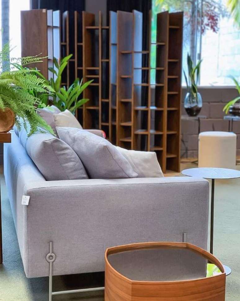 47. Sala com biombo decorativo e nicho para organizar itens – Foto Gabriel Lacerda