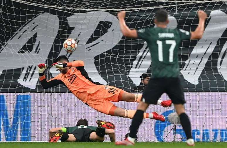 Sporting goleou o Besiktas por 4 a 1 e somou os primeiros pontos no Grupo C (Foto: Ozan KOSE / AFP)