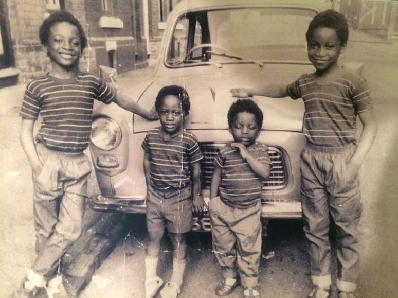 Tony (segundo da esquerda para direita) com três dos seus irmãos