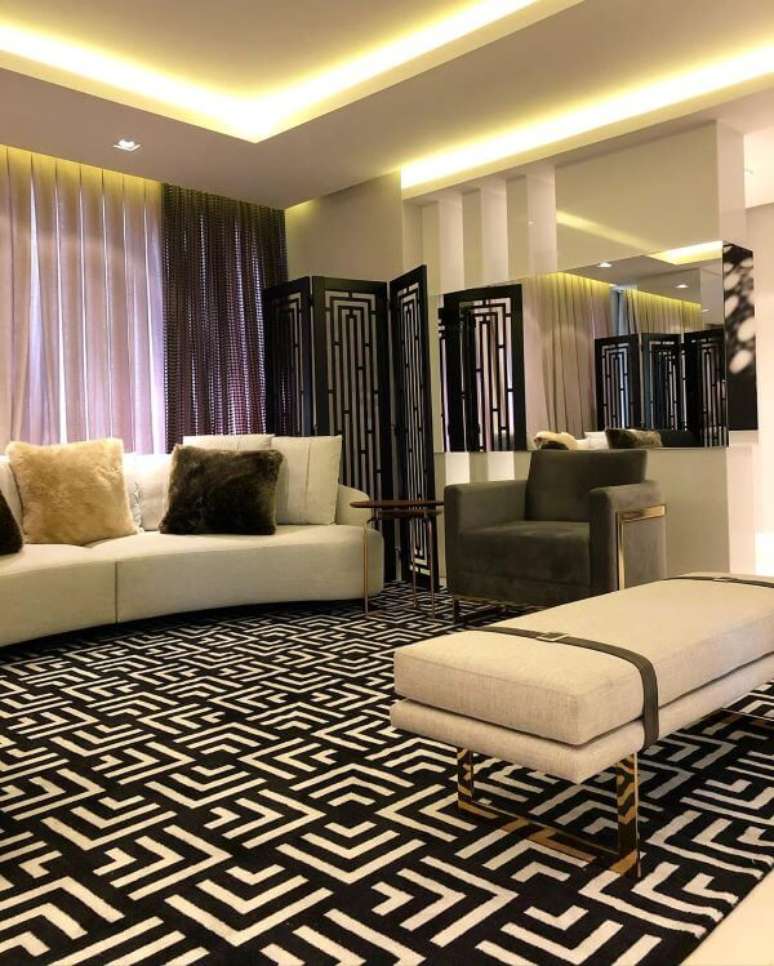 22. Biombo decorativo preto com sofá curvo branco – Foto Diovani Camargo Arquitetura