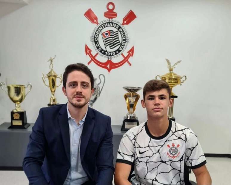 Gabriel na assinatura de contrato ao lado do empresário Rodolfo Ximenes (Foto: Divulgação/Arquivo Pessoal)