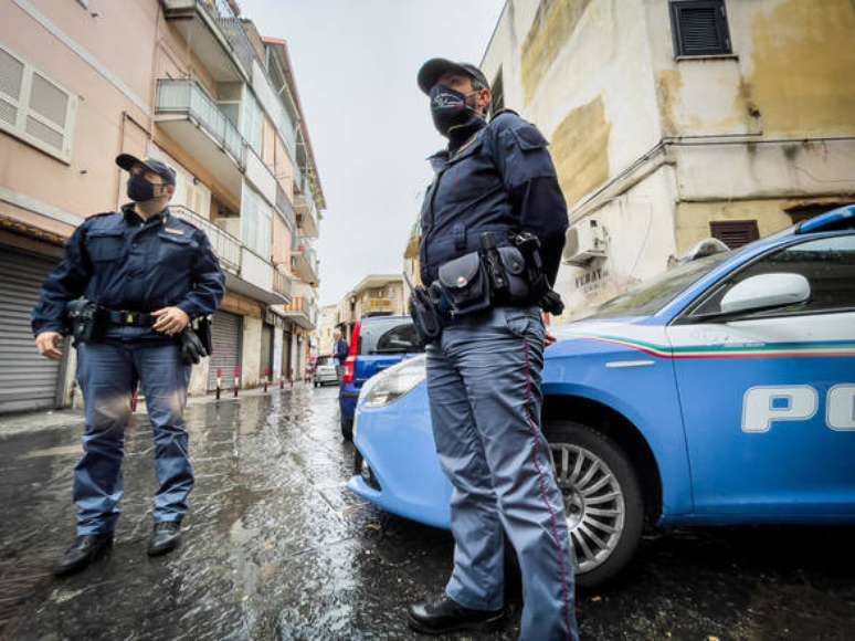 Polícia de Nápoles faz operação de busca e apreensão contra 15 pessoas acusadas de associação neonazista