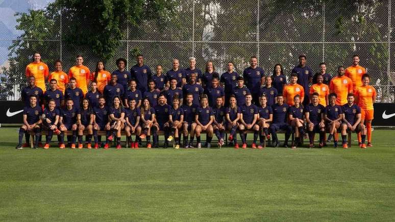 Corinthians anunciou terceiro uniforme da temporada 2021/2022 em campanha conjunta entre elencos do masculino e feminino.