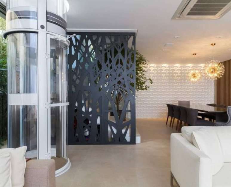 50. Sala de estar com biombo decorativo de madeira preto – Foto Mentha Fabri de Paineis