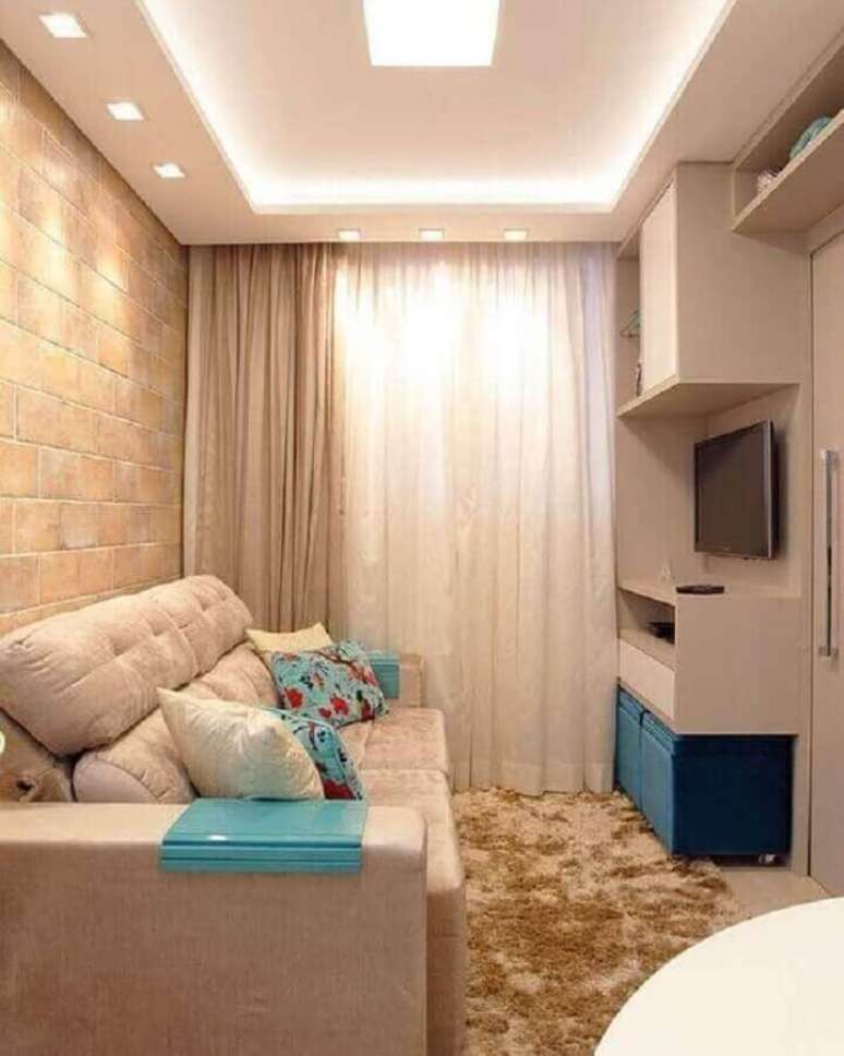 10. Iluminação sala de estar pequena decorada em cores neutras com tapete felpudo – Foto: Dicas de Mulher