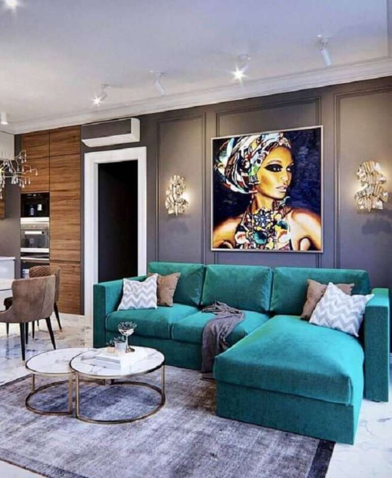 29. Ilumina&ccedil;&atilde;o para sala de estar moderna decorada com sofa com chaise e parede com boiserie &ndash; Foto: Your Space Furniture