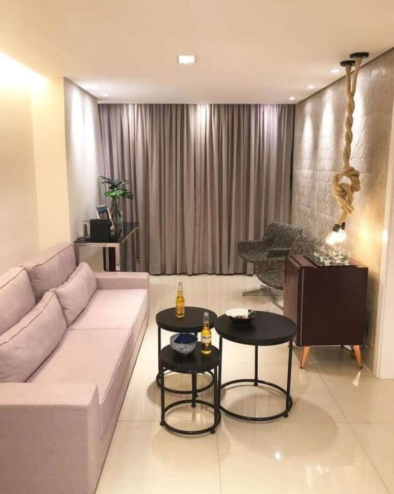 57. Ilumina&ccedil;&atilde;o sala de estar pequena decorada em cores claras com lumin&aacute;ria pendente rustica &ndash; Foto: Nos 3 Apto 507
