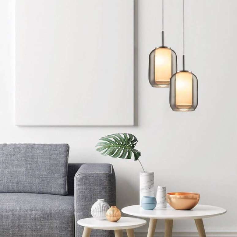 18. Iluminação de sala de estar minimalista decorada com luminária pendente – Foto: Yeloarte Ilumincao e Decor