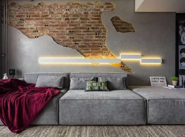 28. Ilumina&ccedil;&atilde;o para sala de estar industrial decorada com sofa modular cinza &ndash; Foto: Futurist Architecture