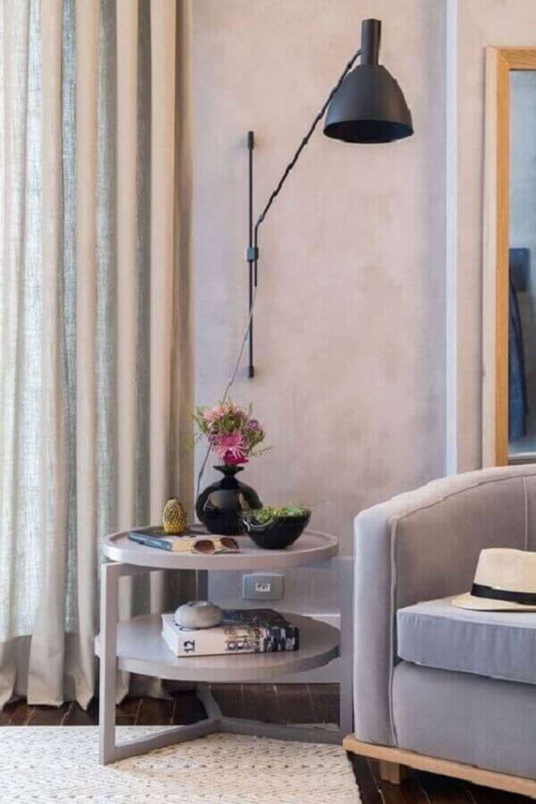 3. Iluminação sala de estar cinza clássica decorada com luminária de parede – Foto: Apartment Therapy