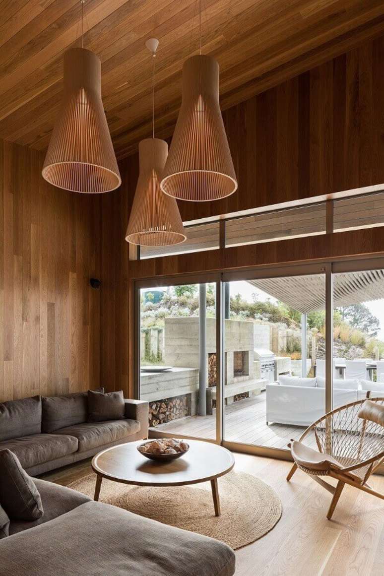 13. Ideia de iluminação para sala de estar de madeira moderna – Foto: Habitus Living