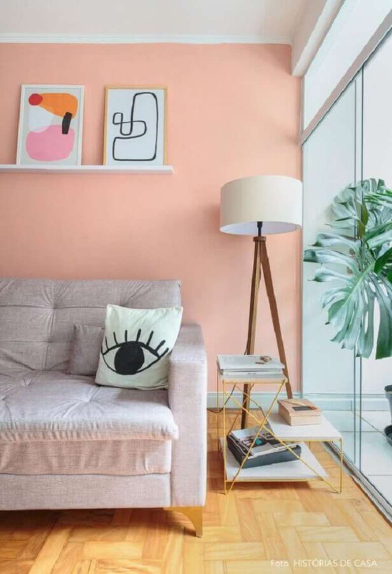 20. Iluminação de sala de estar rosa decorada com abajur de chão e sofa cinza claro – Foto: Histórias de Casa