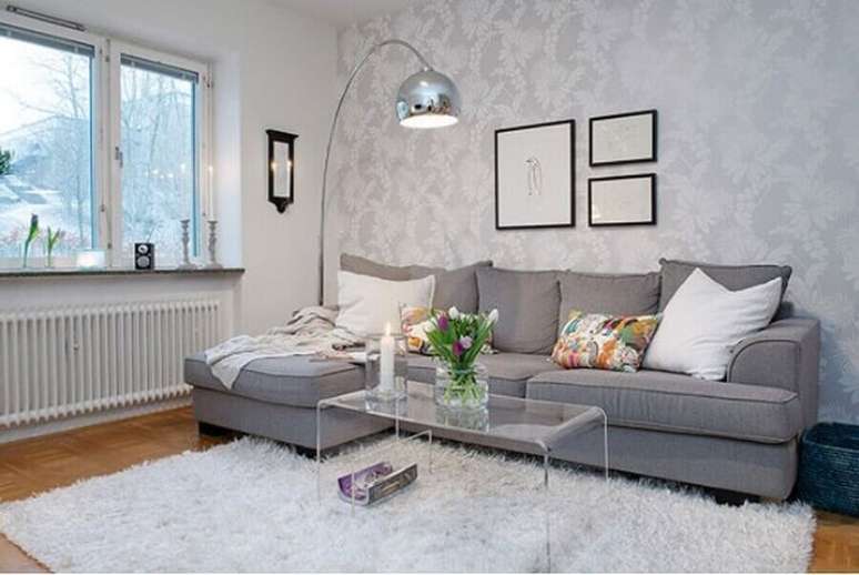 14. Iluminação de sala de estar decorada com papel de parede delicado e tapete felpudo – Foto: Adore Home Magazine