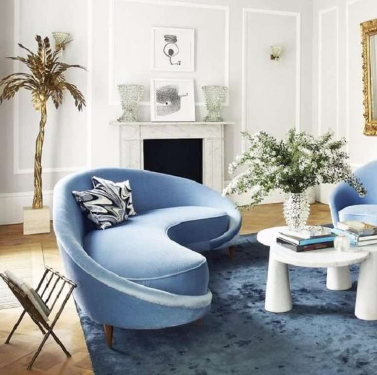 20. O sofá curvado azul traz a sensação de calmaria para a sala de estar. Fonte: So Fresh & So Chic